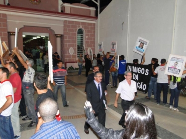 PROTESTOS NA CÂMARA DE VEREADORES